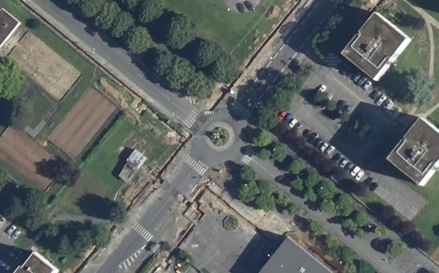 Vue aérienne du Rond-point anonyme n°49494463