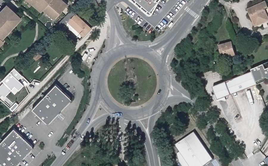 Vue aérienne du Rond-point anonyme n°495081753