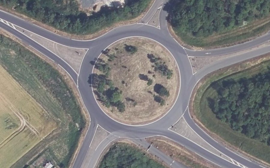 Vue aérienne du Rond-point anonyme n°4951024