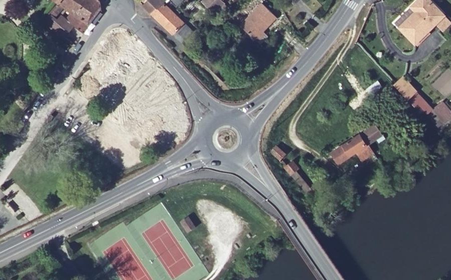 Vue aérienne du Rond-point anonyme n°495173528