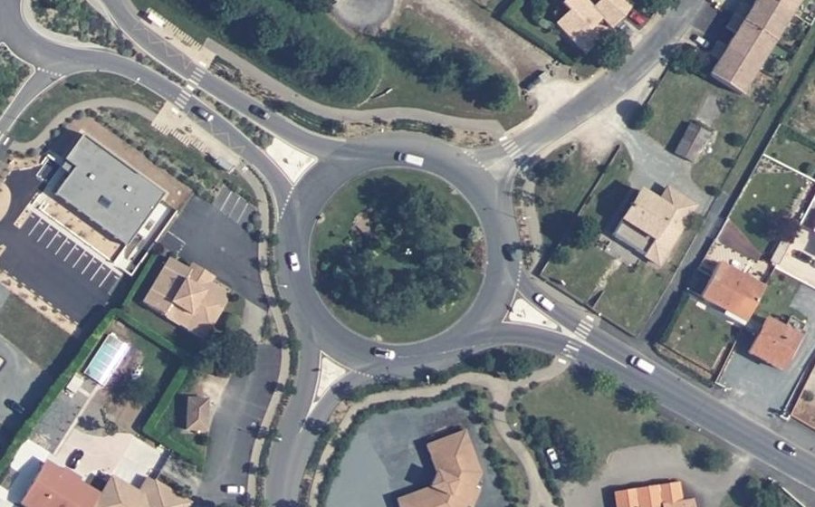 Vue aérienne du Rond-point anonyme n°49527228