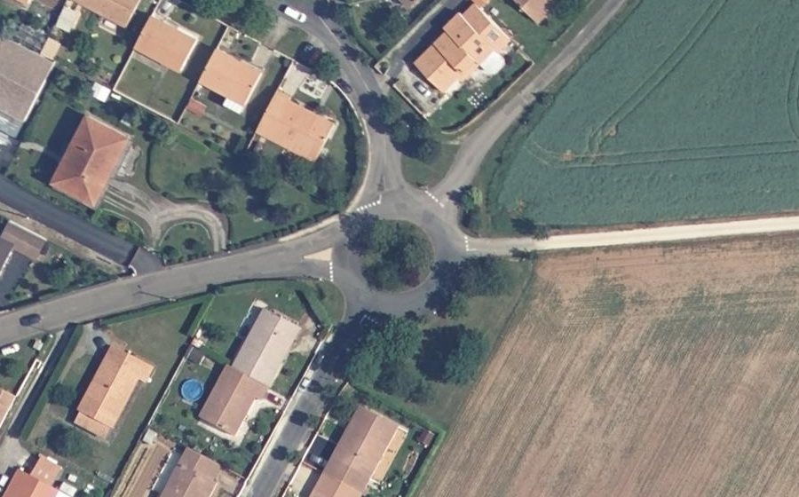 Vue aérienne du Rond-point anonyme n°49527273