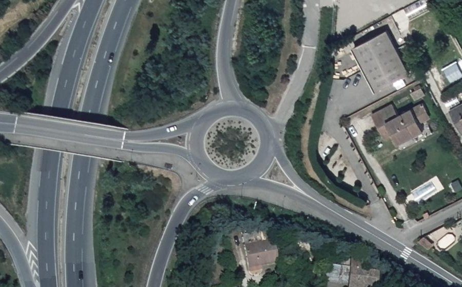 Vue aérienne du Rond-point anonyme n°495283598
