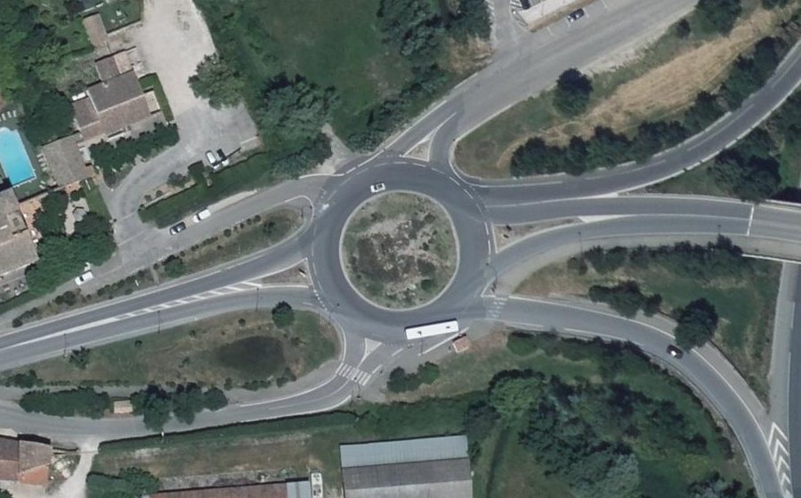 Vue aérienne du Rond-point anonyme n°495283599