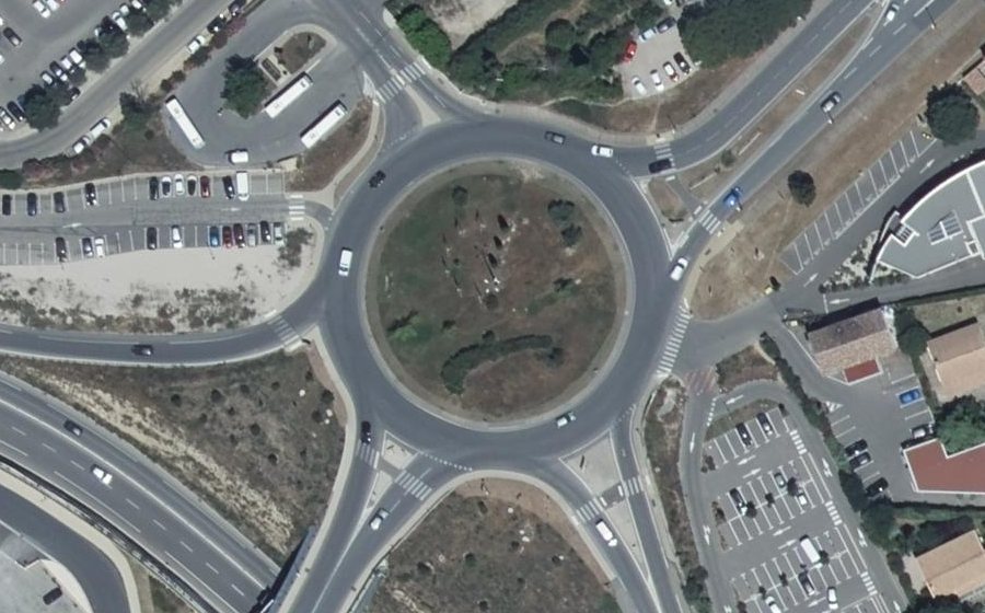 Vue aérienne du Rond-point anonyme n°495283616