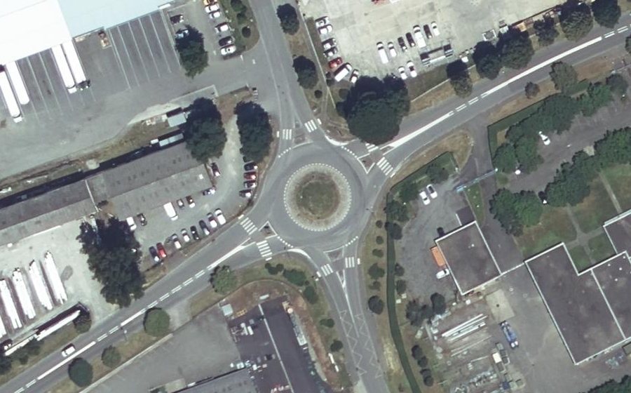 Vue aérienne du Rond-point anonyme n°495424304