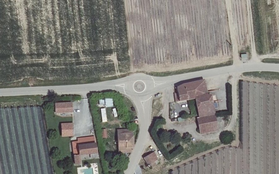 Vue aérienne du Rond-point anonyme n°49571174