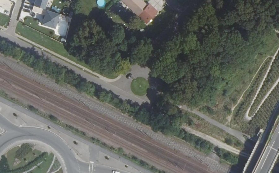 Vue aérienne du Rond-point anonyme n°495732849