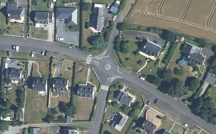 Vue aérienne du Rond-point anonyme n°495805054