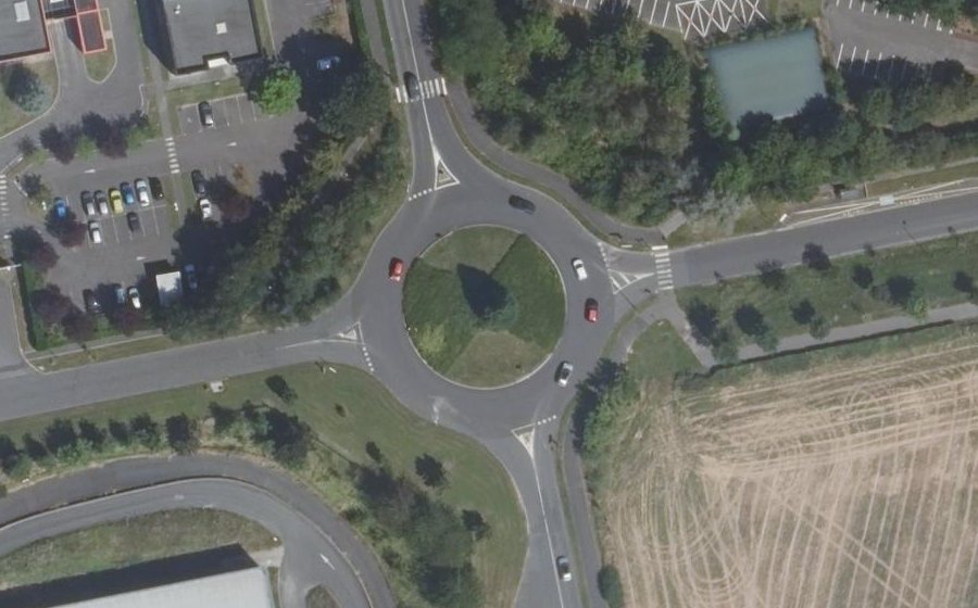 Vue aérienne du Rond-point anonyme n°495841285