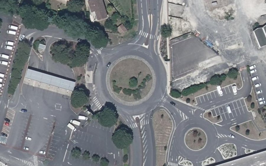 Vue aérienne du Rond-point anonyme n°495847182