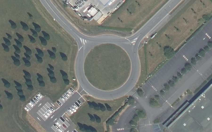 Vue aérienne du Rond-point anonyme n°49585674