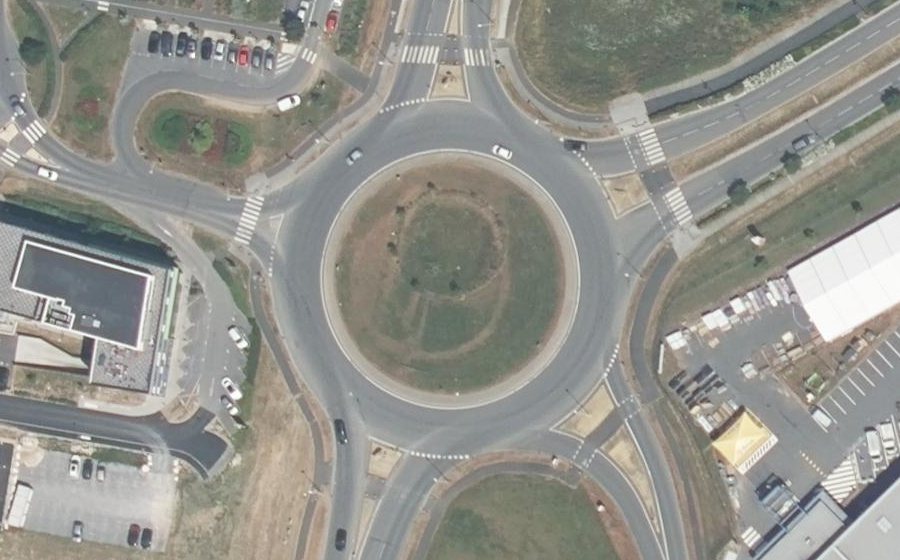 Vue aérienne du Rond-point anonyme n°49585679