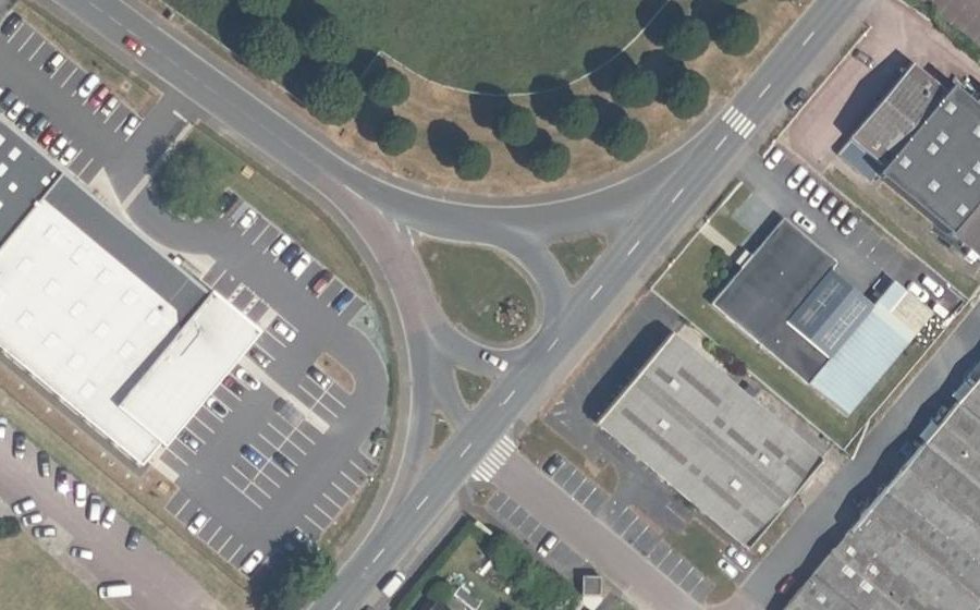 Vue aérienne du Rond-point anonyme n°49599911