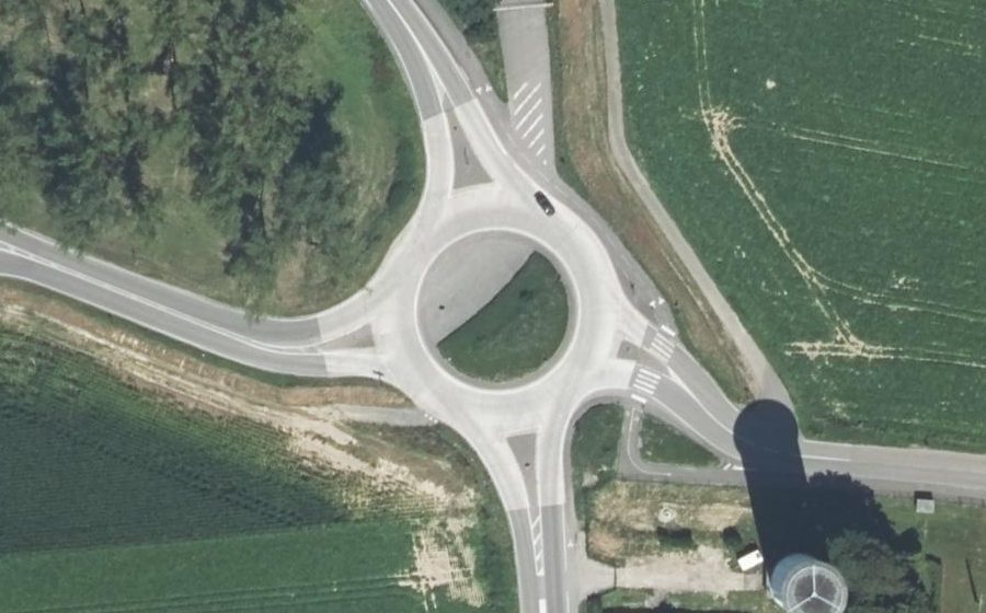 Vue aérienne du Rond-point anonyme n°496304282