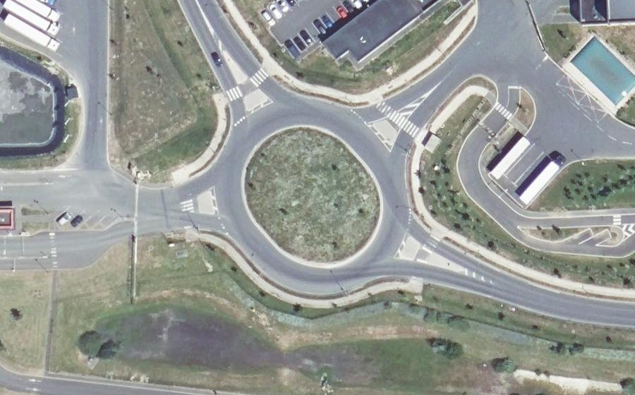 Vue aérienne du Rond-point anonyme n°496318974