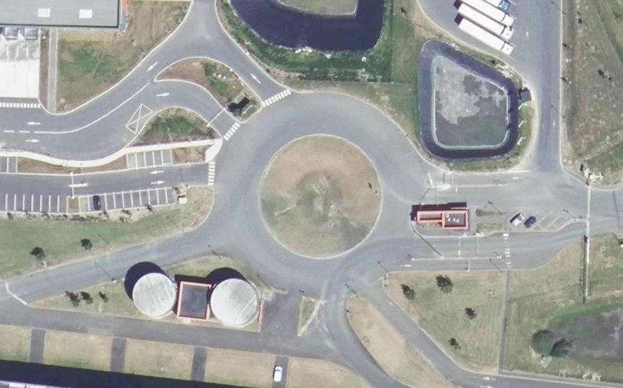 Vue aérienne du Rond-point anonyme n°496318985