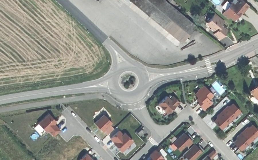 Vue aérienne du Rond-point anonyme n°496650413