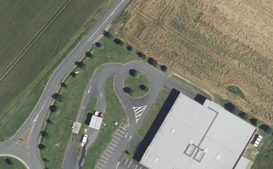 Vue aérienne du Rond-point anonyme n°496670433