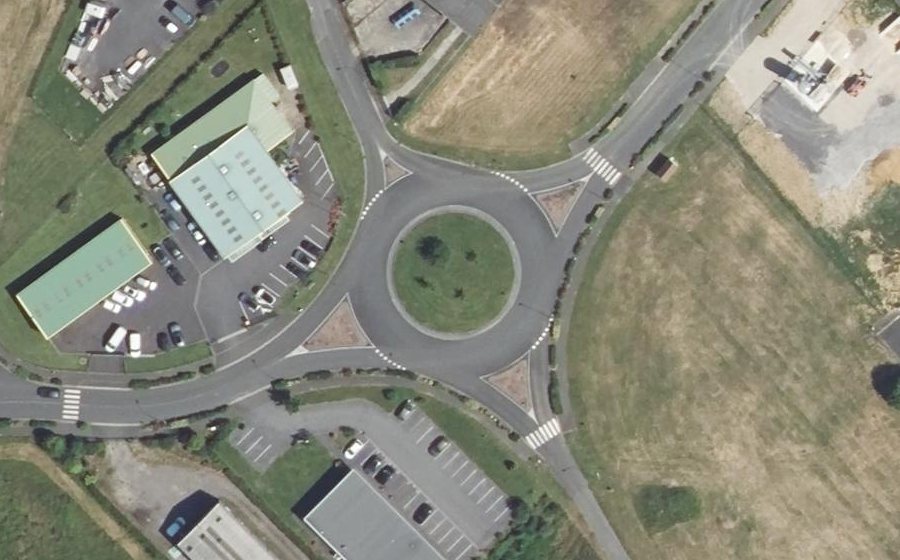 Vue aérienne du Rond-point anonyme n°496670449