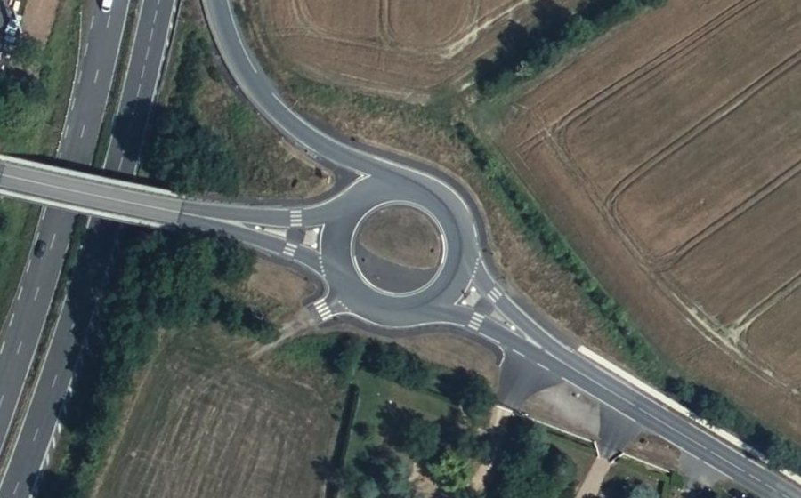 Vue aérienne du Rond-point anonyme n°496678388