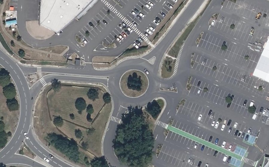 Vue aérienne du Rond-point anonyme n°49681184