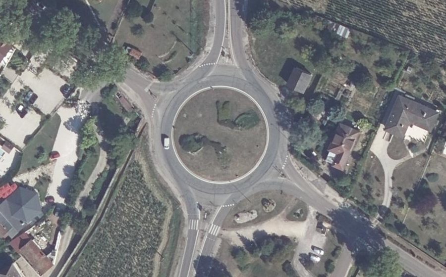 Vue aérienne du Rond-point anonyme n°4968420