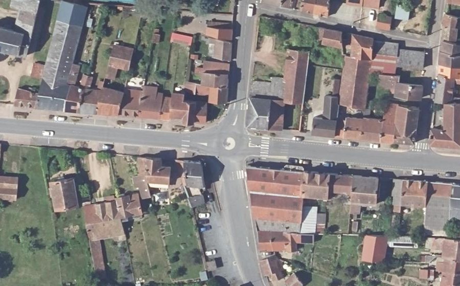 Vue aérienne du Rond-point anonyme n°49703538
