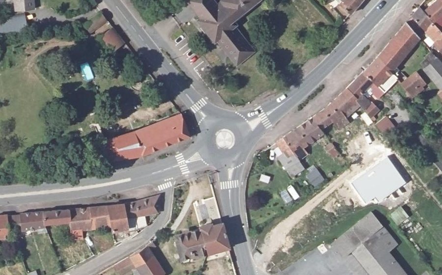 Vue aérienne du Rond-point anonyme n°49703545