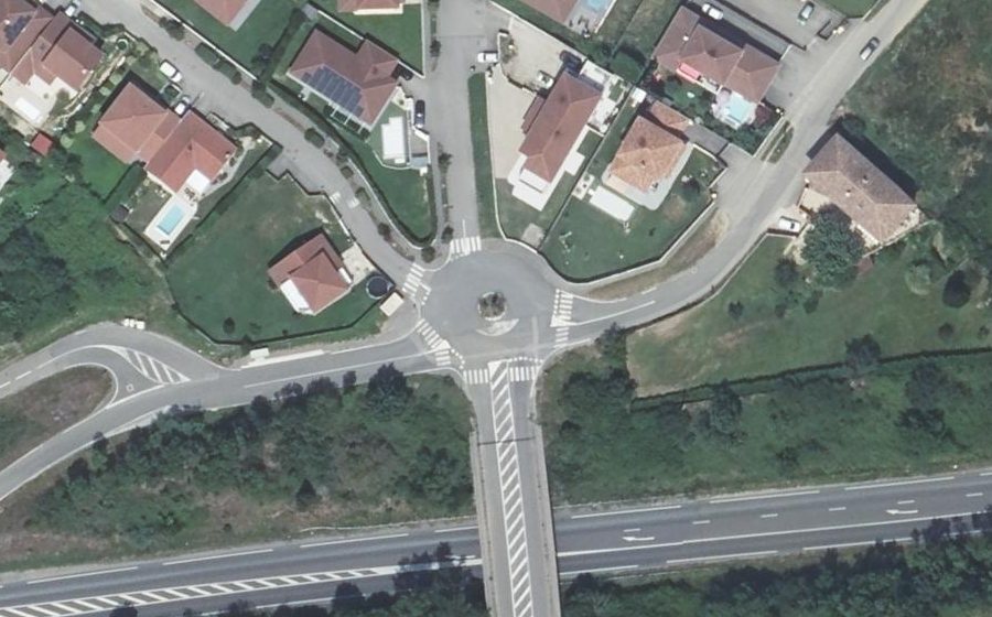 Vue aérienne du Rond-point anonyme n°497100789