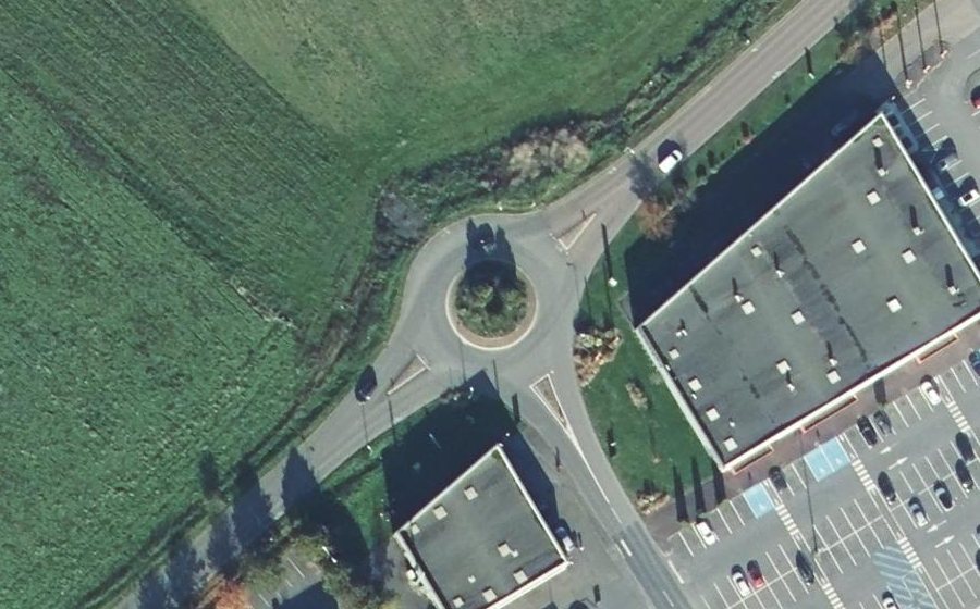 Vue aérienne du Rond-point anonyme n°497202293