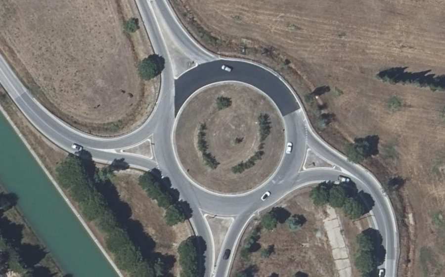 Vue aérienne du Rond-point anonyme n°49730406