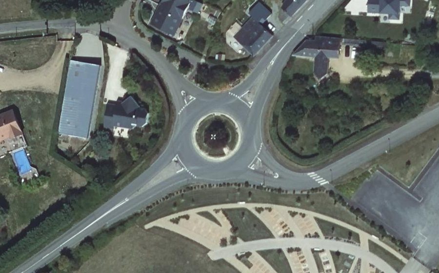 Vue aérienne du Rond-point anonyme n°49745279