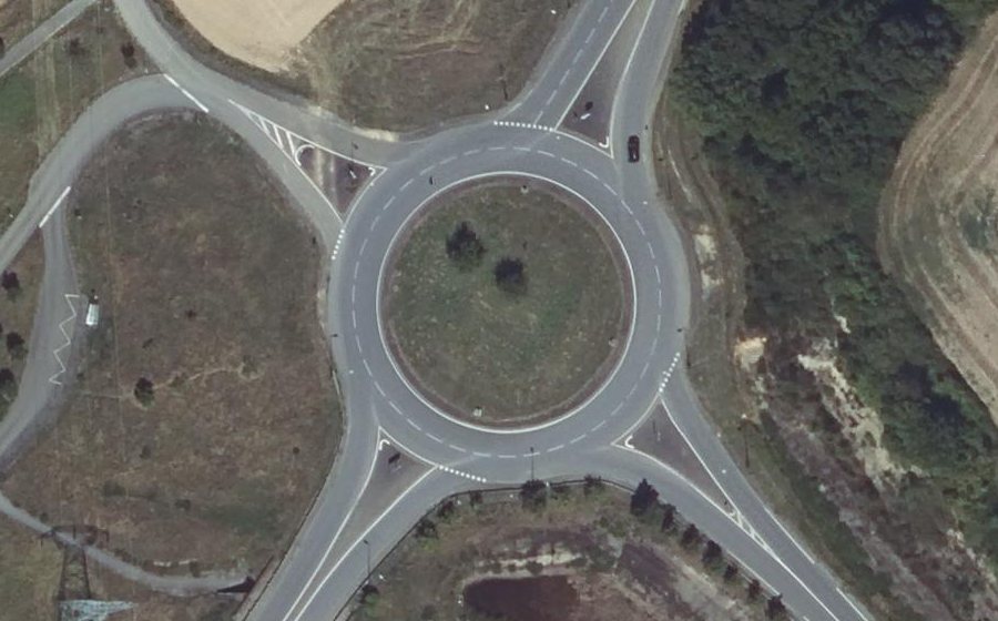 Vue aérienne du Rond-point anonyme n°49745508