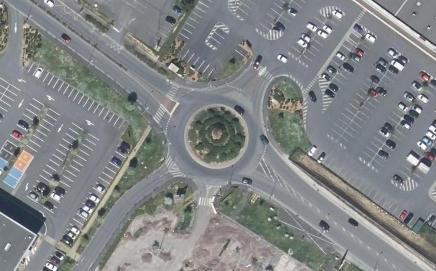 Vue aérienne du Rond-point anonyme n°49770949