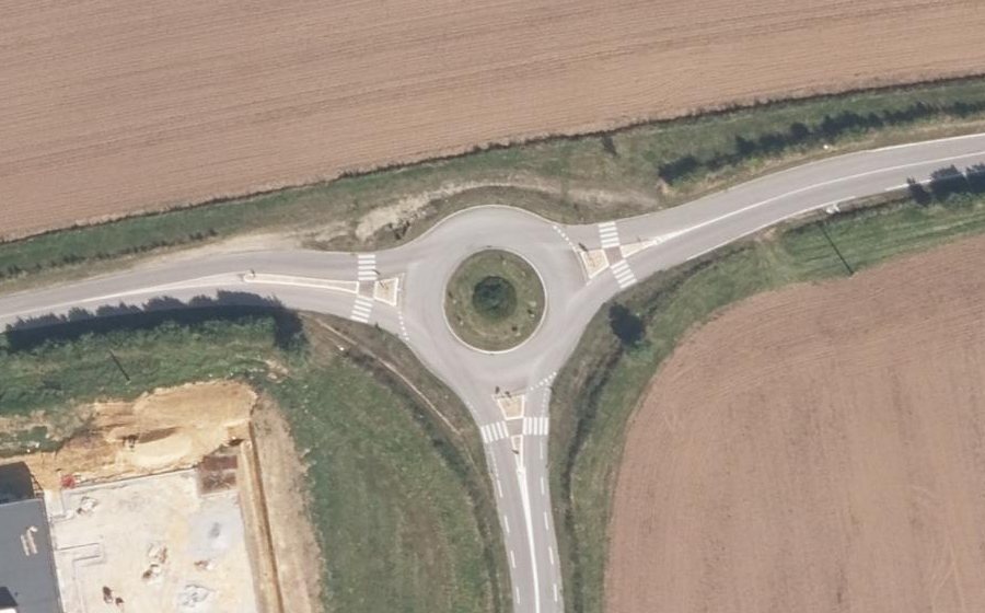 Vue aérienne du Rond-point anonyme n°497719783