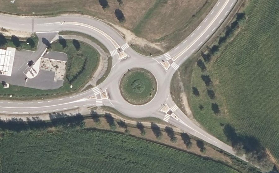 Vue aérienne du Rond-point anonyme n°497719785
