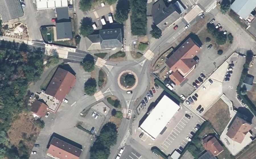 Vue aérienne du Rond-point anonyme n°49775182