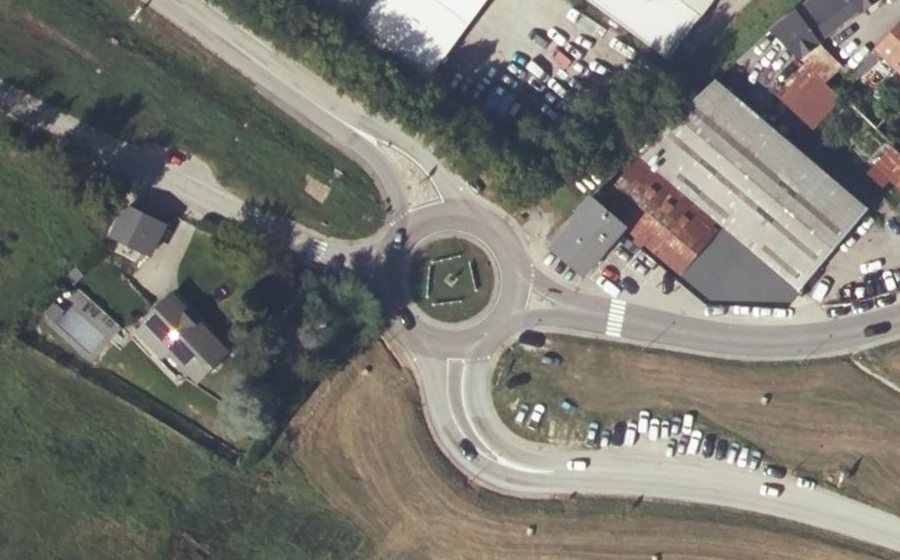Vue aérienne du Rond-point anonyme n°49779050