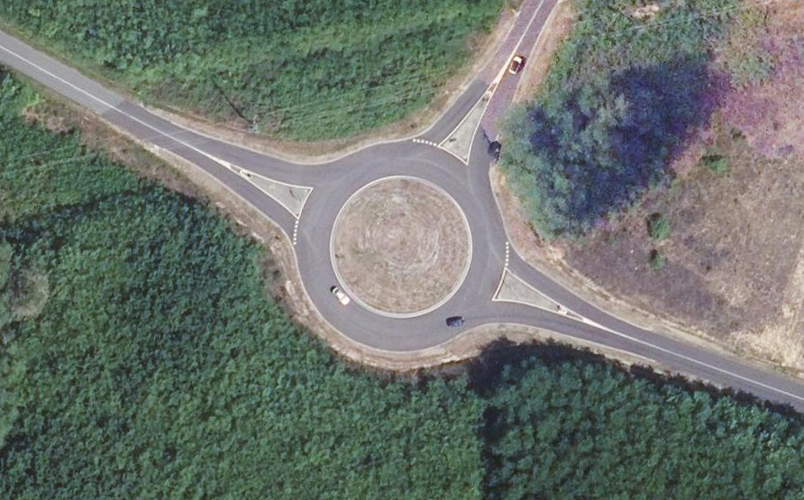 Vue aérienne du Rond-point anonyme n°49789575