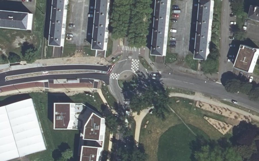 Vue aérienne du Rond-point anonyme n°49804058