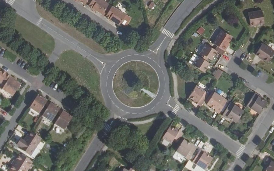 Vue aérienne du Rond-point anonyme n°498063203