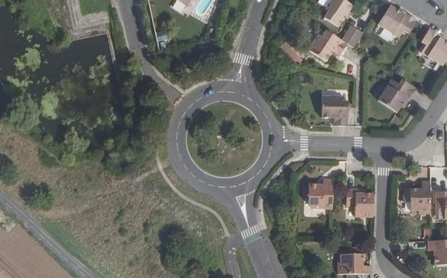 Vue aérienne du Rond-point anonyme n°498063206