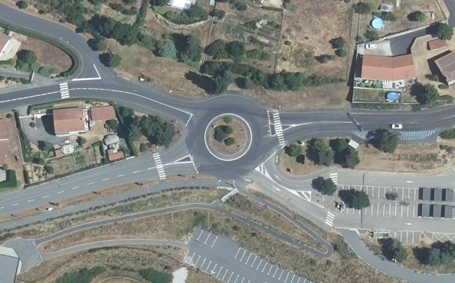 Vue aérienne du Rond-point anonyme n°49809805