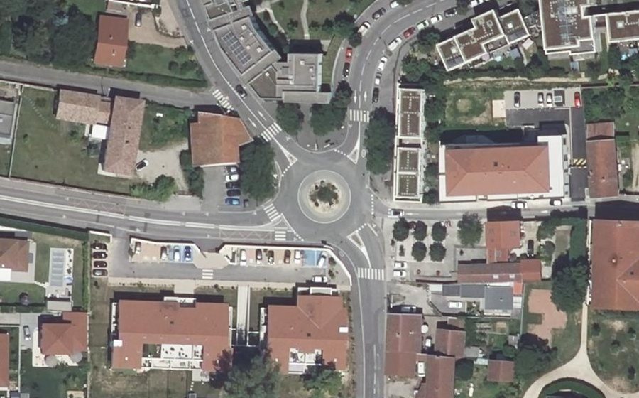 Vue aérienne du Rond-point anonyme n°49861424