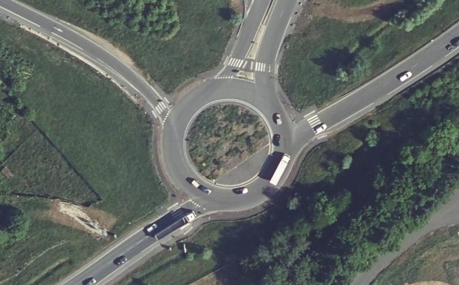 Vue aérienne du Rond-point anonyme n°498652085