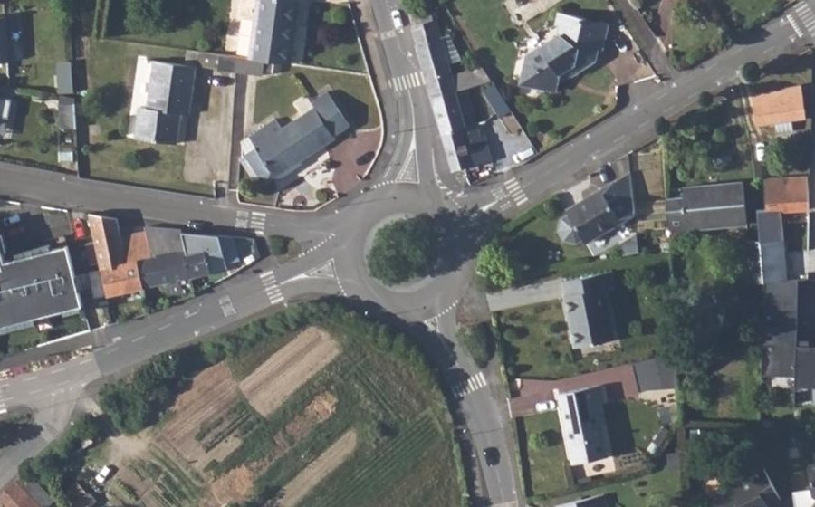Vue aérienne du Rond-point anonyme n°49870510