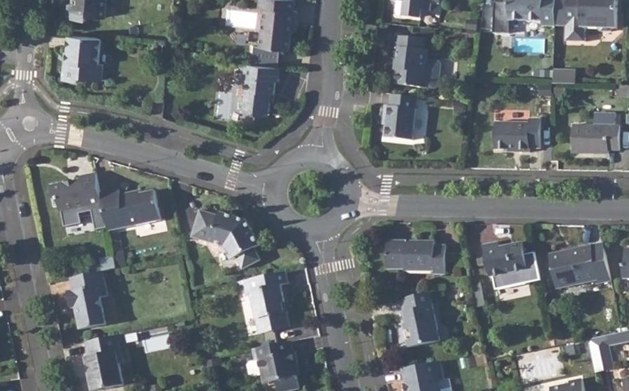 Vue aérienne du Rond-point anonyme n°49875770