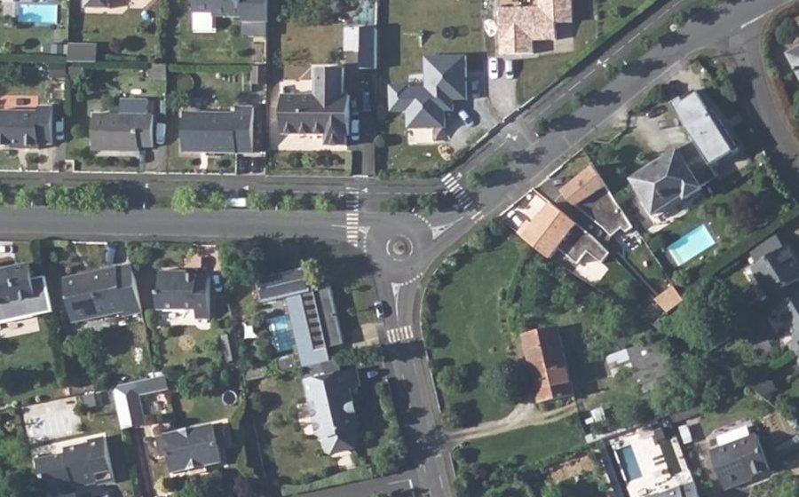 Vue aérienne du Rond-point anonyme n°49875787