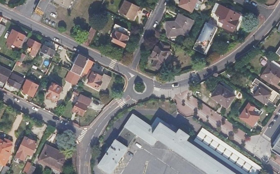 Vue aérienne du Rond-point anonyme n°49876035